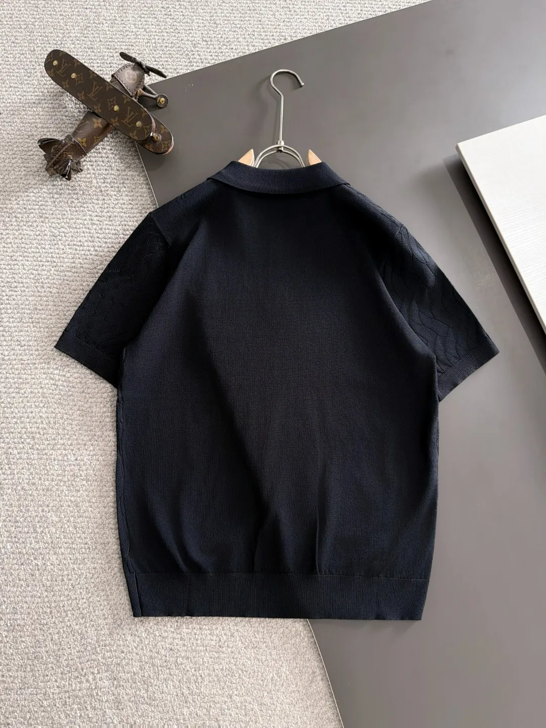 Next day shipment High Quality LP 2036 Summer New Arrival men's short-sleeved T-shirt Made of combed cotton yarn knitted cotton fabric, pure cotton high-weight special yarn, it feels full of weight when weighed, and the upper body is more textured than ordinary T-shirts. This texture can cope with the weather easily and is suitable for both hot and cold! The pattern on the chest adopts three-dimensional embroidery technology, and is perfectly produced stitch by stitch with reference to the original version! Loose fit design, looks noble. Size: M to XXXL